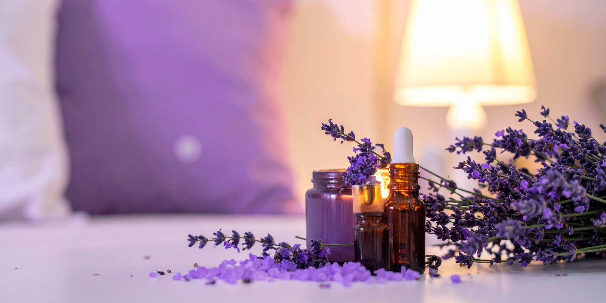 Lavanta uçucu yağı şişeleri ve lavanta çiçekleri ile aromaterapi ve doğal bakım