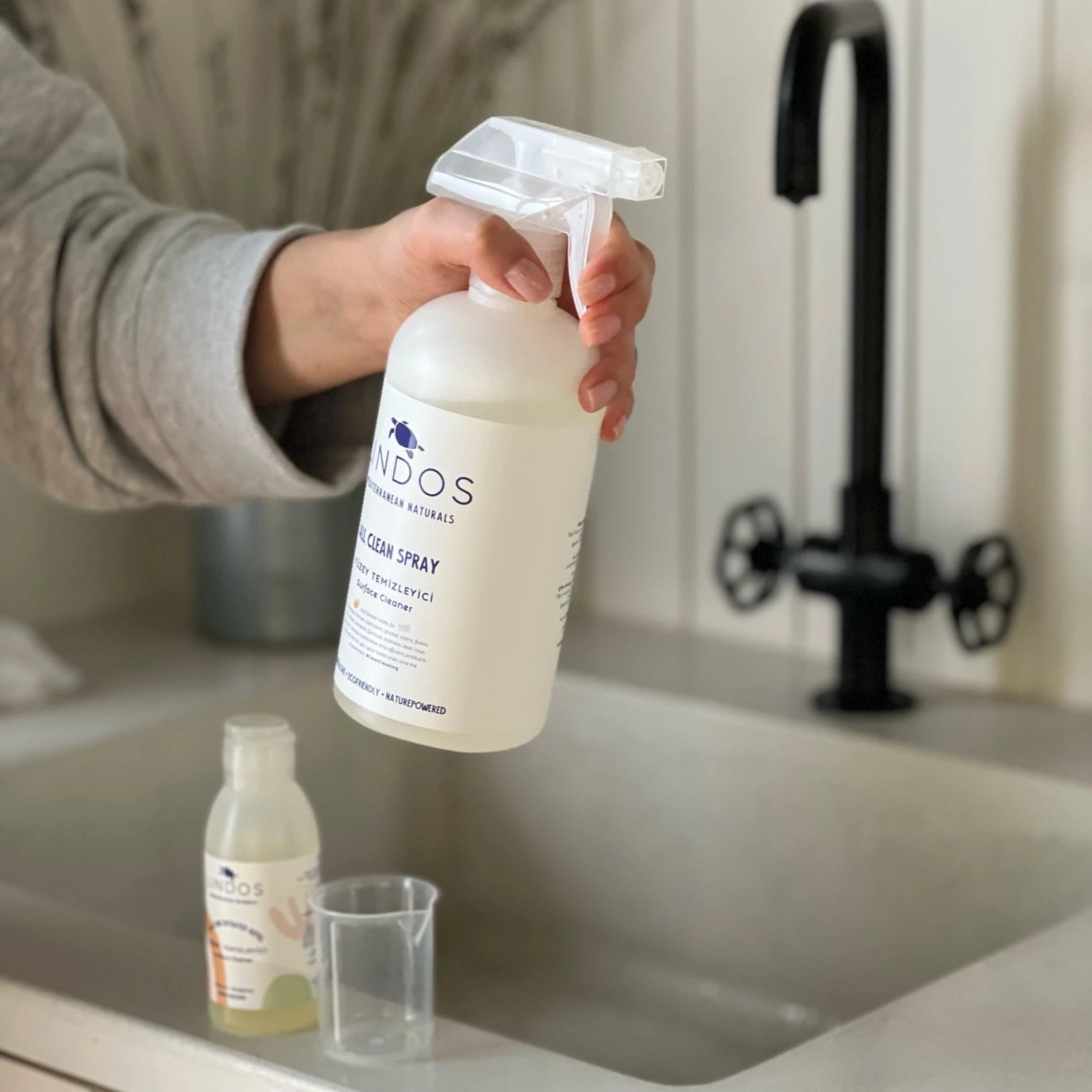 Lindos Naturals Boş Sprey Şişe & Ölçü Kapağı Seti 600ml – Refill konsantre temizleyici ile yeniden kullanım için cam sprey şişe ve dozaj aksesuarı
