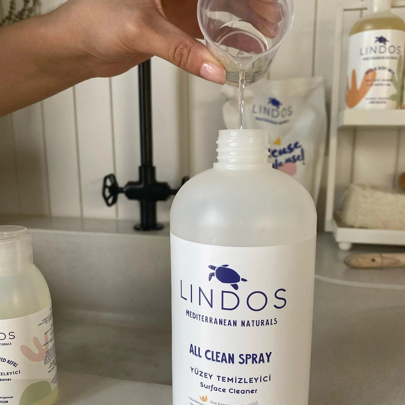 Lindos Naturals Boş Sprey Şişe & Ölçü Kapağı Seti 600ml – Refill konsantre temizleyici ile yeniden kullanım için cam sprey şişe ve dozaj aksesuarı