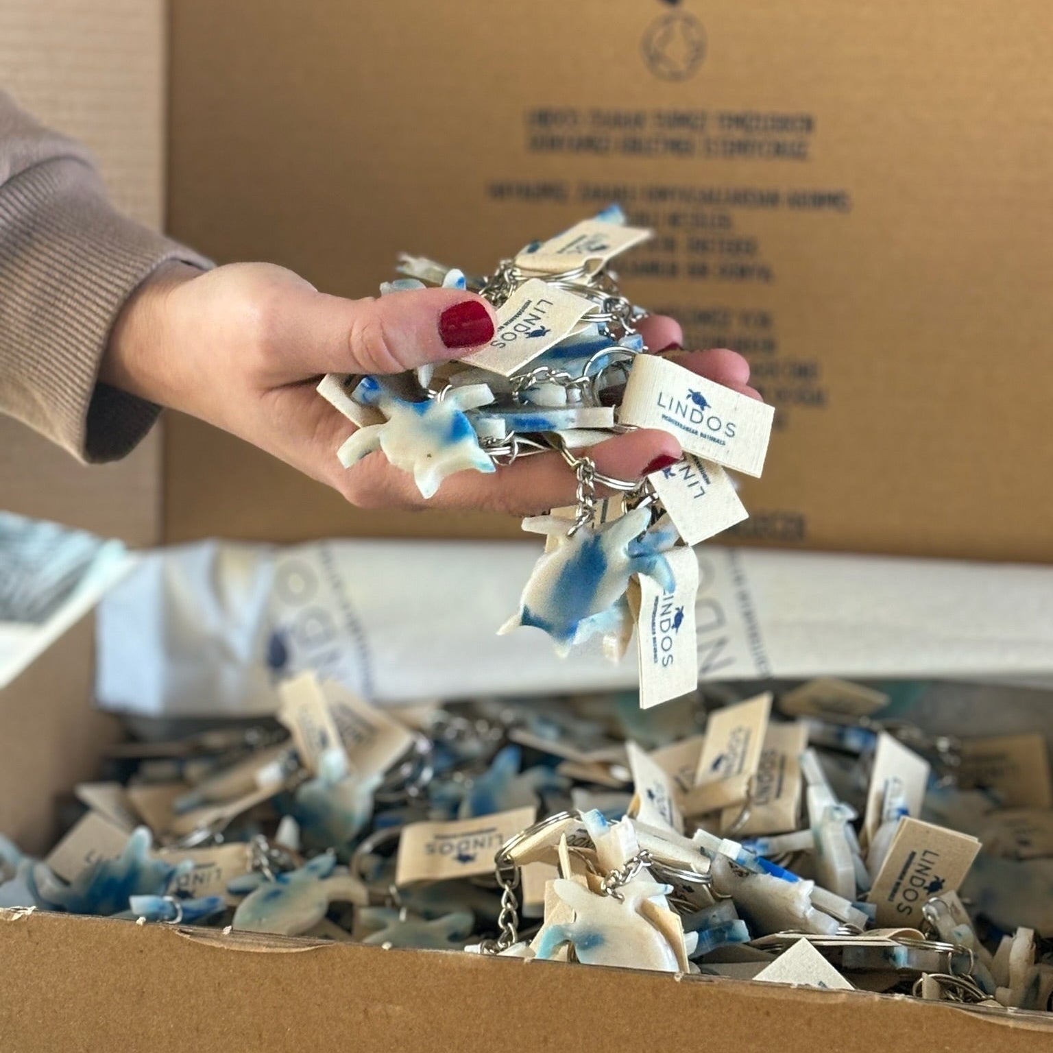 Lindos Naturals Kaplumbağa Anahtarlık – Geri dönüştürülmüş plastik şişe kapaklarından üretilen çevre dostu aksesuar, deniz kaplumbağası koruma katkısı
